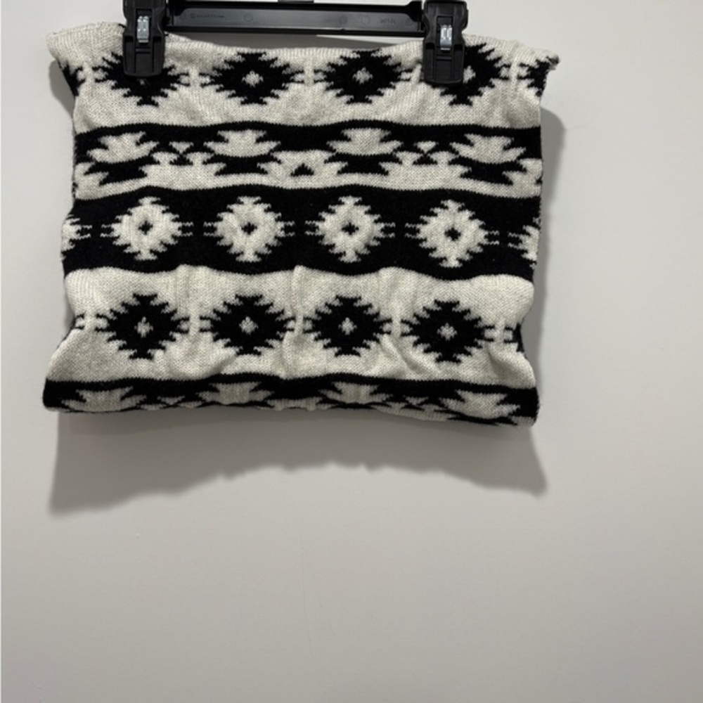 Black and white geometric infinity scarf